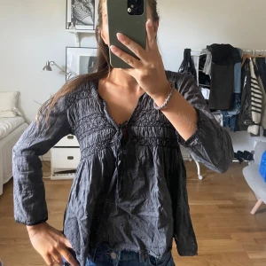 Mörkgrå blus med knyt  - Supersöt mörkgrå blus från odd Molly! Jättefin nu till hösten🥰