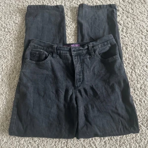 Svarta jeans Amanda Gloria Vanderbilt - Svarta jeans från Gloria Vanderbilt, modell Amanda. Klassisk femficksdesign med raka ben och normal passform. Jeansen har en mörk tvätt och är tillverkade i bomullsmix för en bekväm känsla.