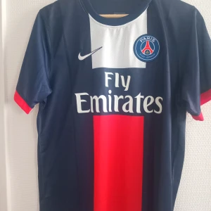 Zlatan PSG tröja - Säljer denna sprillans nya äkta Zlatantröjan från PSG. Nypris: 1000, mitt pris: 500 (kan diskuteras) DM för bild eller fler frågor:)