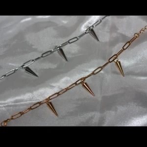 Armband med nitar  - Armband i rostfritt stål med nitar. Ett armband för 129kr och två för 219kr. Kolla gärna in min sida för fler smycken🫶🏻