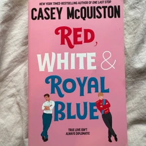 Red, White & Royal Blue - En charmig och romantisk berättelse om USA:s presidentson och Storbritanniens prins, där en fejkad vänskap utvecklas till något mer. Perfekt för unga vuxna som gillar humor, drama och kärlek över gränserna.