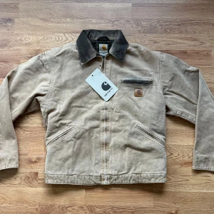 Carhartt vintage jacket. - Oanvänd med taggen på. Längd 59cm, ärm 60cm. Tyngre jacka som värmer bra. Lite cropped fit.