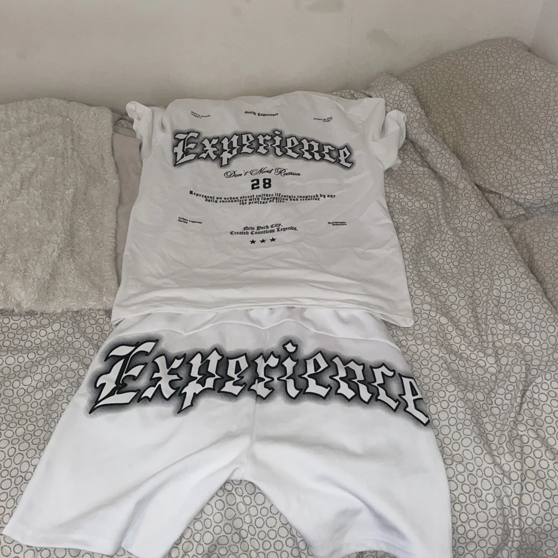 Vit t-shirt Experience 28 tryck - 1