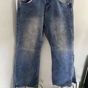 Wide leg jeans från OneTeaspoon - Snygga blå jeans från OneTeaspoon i modellen Westenders med låg midja och avslappnad wide leg-passform. Jeansen har klassisk femficksdesign, ljus tvätt och raka ben. Perfekta för en chill och trendig look. 