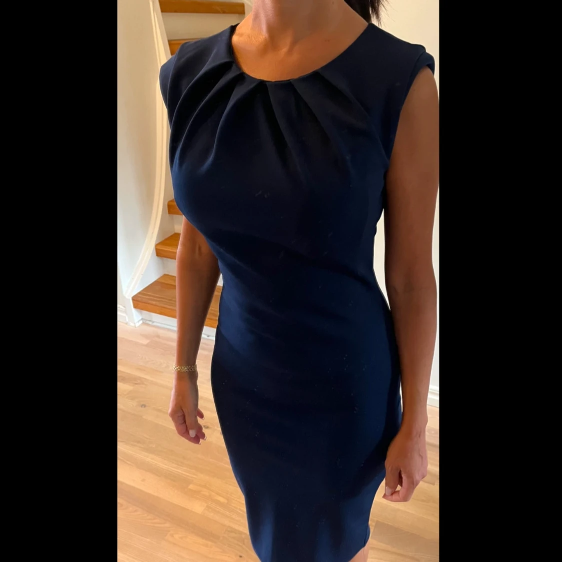 Mörkblå figursydd klänning - 1