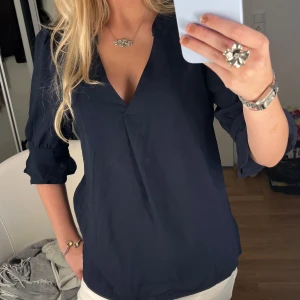 Blus - Enkel söt halvärmad blus som passar perfekt till skolan eller jobb, oanvänd och passar dig som är XS eller S💞