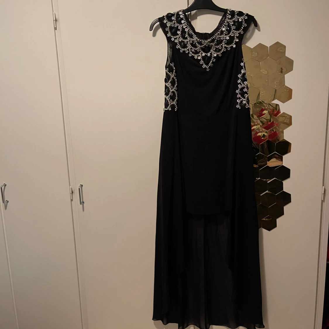 Svart långklänning med pärldetaljer