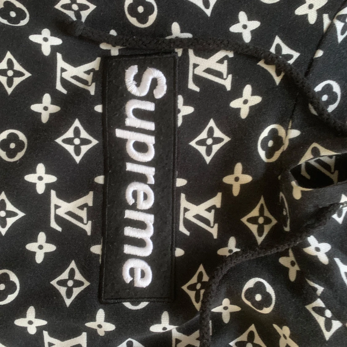 Supreme x Louis Vuitton svart hoodie - 2