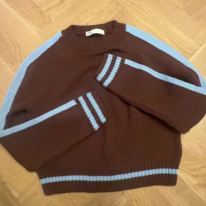 Brun stickad tröja med blå ränder Zara💞 - Säljer en brun stickad tröja från Zara med ljusblå ränder längs ärmarna.💞💞liten i storleken💞