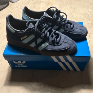 Adidas Spezial i marinblå  - Köpta för en månad sen, aldrig använda. Köpta för 1300