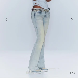 Ljusblå lågmidjade bootcut jeans - Weekday jeans, cheap monday, Säljer ett par ljusblå bootcut jeans med snygg tvätt. Jeansen har låg midja. Är lite osäker på om jag vill sälja dessa men vill se vad jag kan få för dem❤️