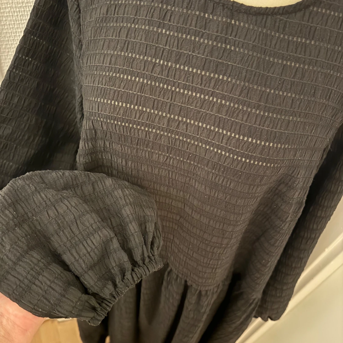 Svart NA-KD långklänning med struktur - 2