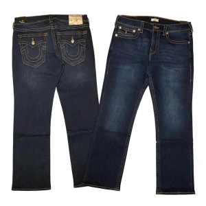 True Religion Billy Jeans - Helt nya med tags True Religion jeans i storlek W34 L34. Mått: ytterbenslängd - 46 cm, midjemått - 108 cm, benöppning - 25 cm. Skriv för fler bilder och frågor!