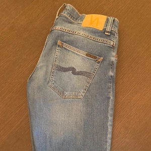 Nudie Jeans Grim Tim - Nudie Jeans, modell Grim Tim i färgen Faded memory. Storlek W32 L34. Använda i ca 3 månader så skick anses som 9/10. Nypris 1600kr, mitt pris 995kr. Hör gärna av dig för fler bilder.