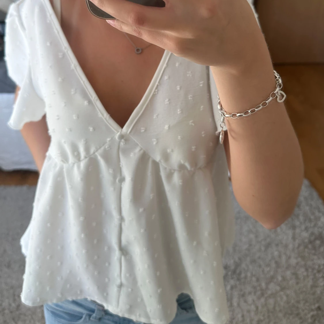 Vit blus med v-ringning och knappar - 2