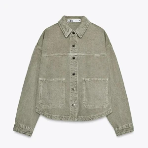 Grön jacka från Zara😋 - Supersnygg militärgrön jeansjacka och perfekt nu till hösten🙃 Säljs då den inte kommer till användning för jag har andra jackor☺️ Skriv för att få fler privata bilder😋