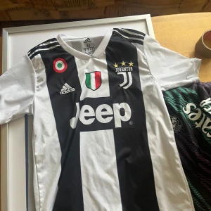 Juventus tröja - JUVENTUS TRÖJA. STORLEK M. EJ ORGINAL