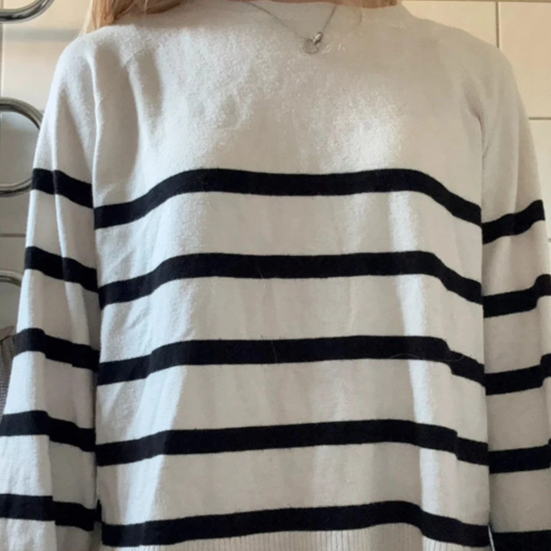 Randig vit och svart stickad tröja