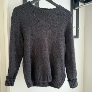 Svart stickad tröja Freequent  - Svart stickad tröja från Freequent i storlek XS. Tröjan har en klassisk rund halsringning, ribbade muddar och är långärmad. 