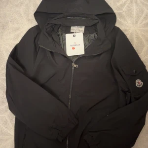 Svart vindjacka från Moncler - Allt medföljer. Vid frågor tveka ej!