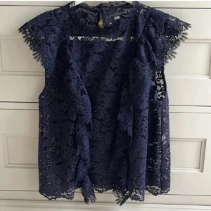 Mörkblå spetsblus från Zara XS - Supersnygg mörkblå blus från Zara i spets med blommigt mönster och volangdetaljer framtill. Storlek xs💕