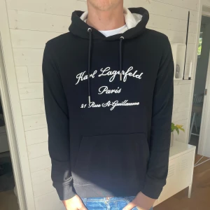 Svart hoodie från Karl Lagerfeld - Svart hoodie från Karl Lagerfeld. Säljer då jag vill ha lite nya plagg i garderoben. Nypris ligger runt 2500 men betala 1500 själv. Så säljer den för 500. Storlek S men sitter mer som M
