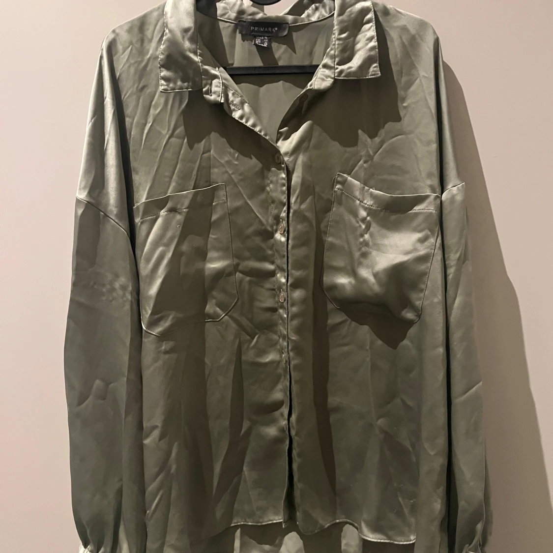 Olivgrön satinblus från Primark