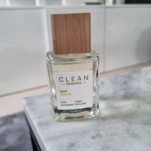 Clean Reserve Citron Fig EdP 50ml - Fräsch parfym från Clean Reserve i doften Citron Fig. Flaskan är transparent med en träfärgad fyrkantig kork och rymmer 50 ml eau de parfum. Doften tillhör citrus och gröna familjen och har en stilren, modern design som passar perfekt på hyllan. Testad 2 gånger