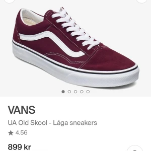 Vinröda Vans Old Skool sneakers - Klassiska Vans Old Skool sneakers i vinrött med vit sidorand och vita snören. Skorna har låg profil, rund tå och platt sula. Ovandelen är i mocka och canvas. Använd ett fåtal tillfällen. Köpta i Vans butiken i Göteborg.