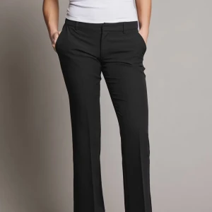 Bikbok kostymbyxor 🍸 - Säljer ett par svara Low Rise Bootcut kostymbyxor ifrån bikbok i storlek 34/S. 💕