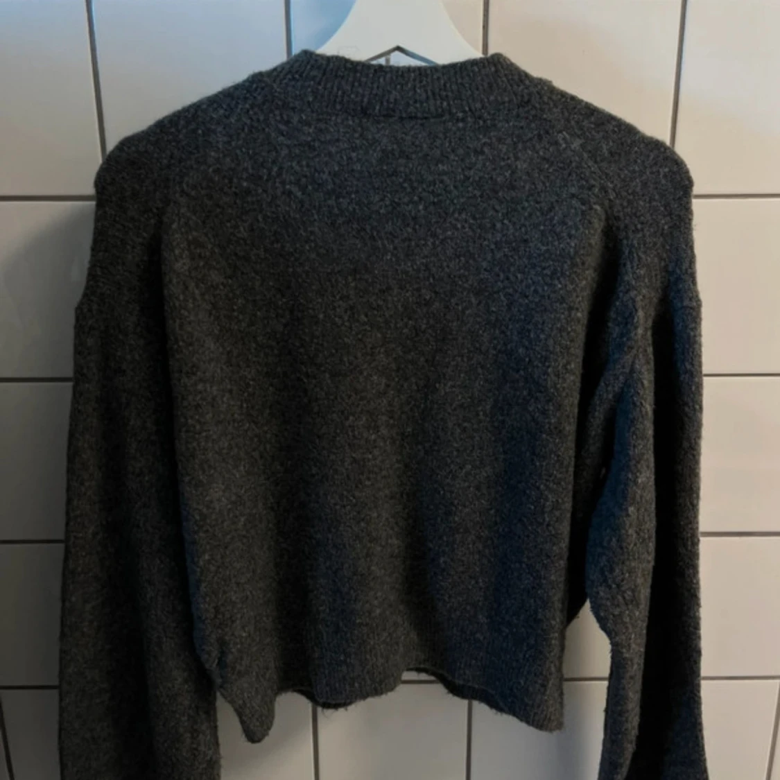 Grå stickad tröja från Weekday - 3