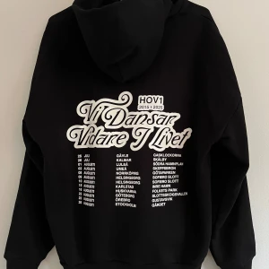 ‼️Byte ‼️Svart Hov1 hoodie  - !!Byte!! Svart hoodie från Hov1, med texten 'Vi Dansar Vidare I Livet' på ryggen. Storlek M, men skulle vilja ha i storlek S. Skriv om du är intresserad!!💖💖Helt ny!! Aldrig använd, utan prislapp dock