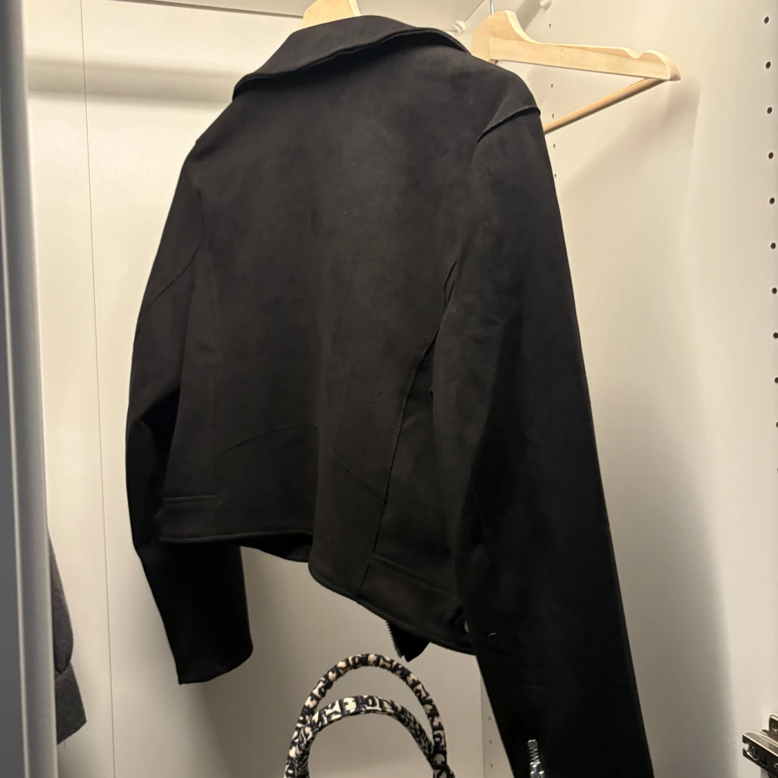 Svart bikerjacka i mocka-look - 1