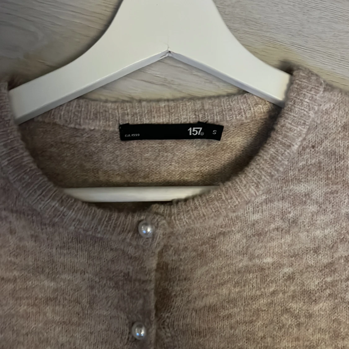 Beige kofta från 157 med pärlknappar - 1