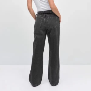 Svarta straigt jeans från Gina!🤍 - Säljer mina svarta perfect jeans från gina då don tyvärr är försmå för mig numera. Straigt leg, mid waist i storlek 34. (Säljer även ett par likadana i blått i storlek 32k). Hör av er vid frågor💞