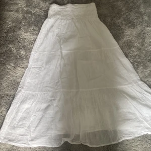 Gina lång kjol - Säljer denna vita kjolen gärna Gina Young. För att den är för kort