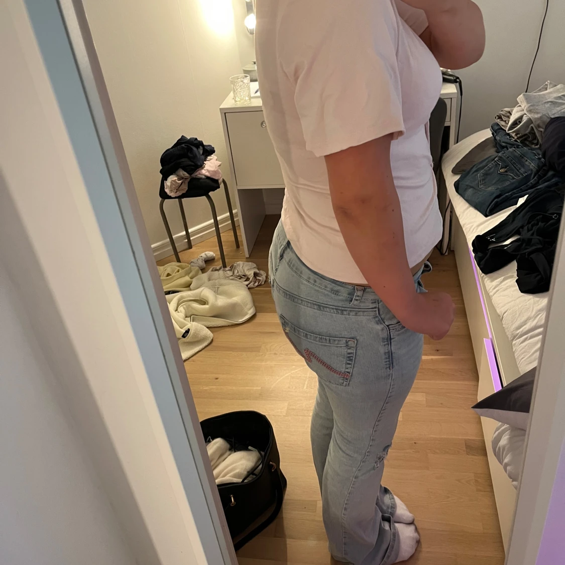 Ljusrosa blus med v-ringning och knappar - 1