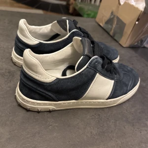 Valentino skor - Marinblåa Valentino Flycrews. Inget OG ingår. Storlek 37 men skulle kunna passa 36/38. Mockan är inte i det bästa skicket men har mycket färg kvar och skorna har mycket liv kvar. Tveka inte på att fråga!