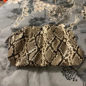 Clutch bag - Säljer en skitsnygg ny och oanvänd Clutch bag från bikbok. Pris kan diskuteras!
