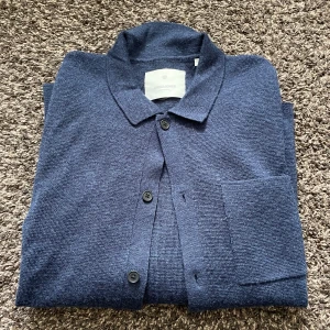 Jack n Jones cardigan  - En tvärfet stickad  Jack n Jones cardigan som passar perfekt nu till hösten. Storlek S och är i väldigt bra skick 👌