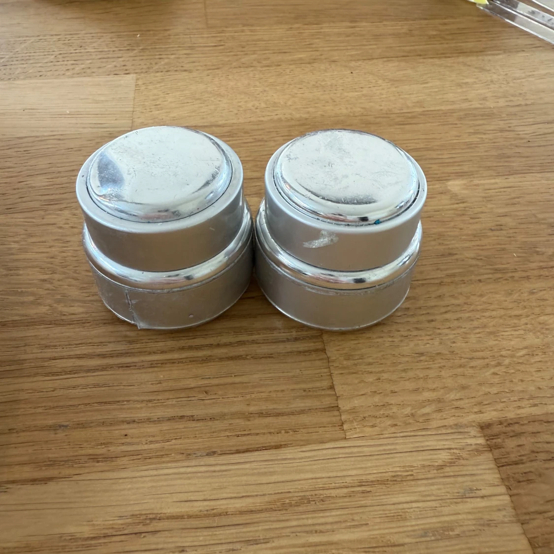 Två vita geleer från nagelgiganten - 1