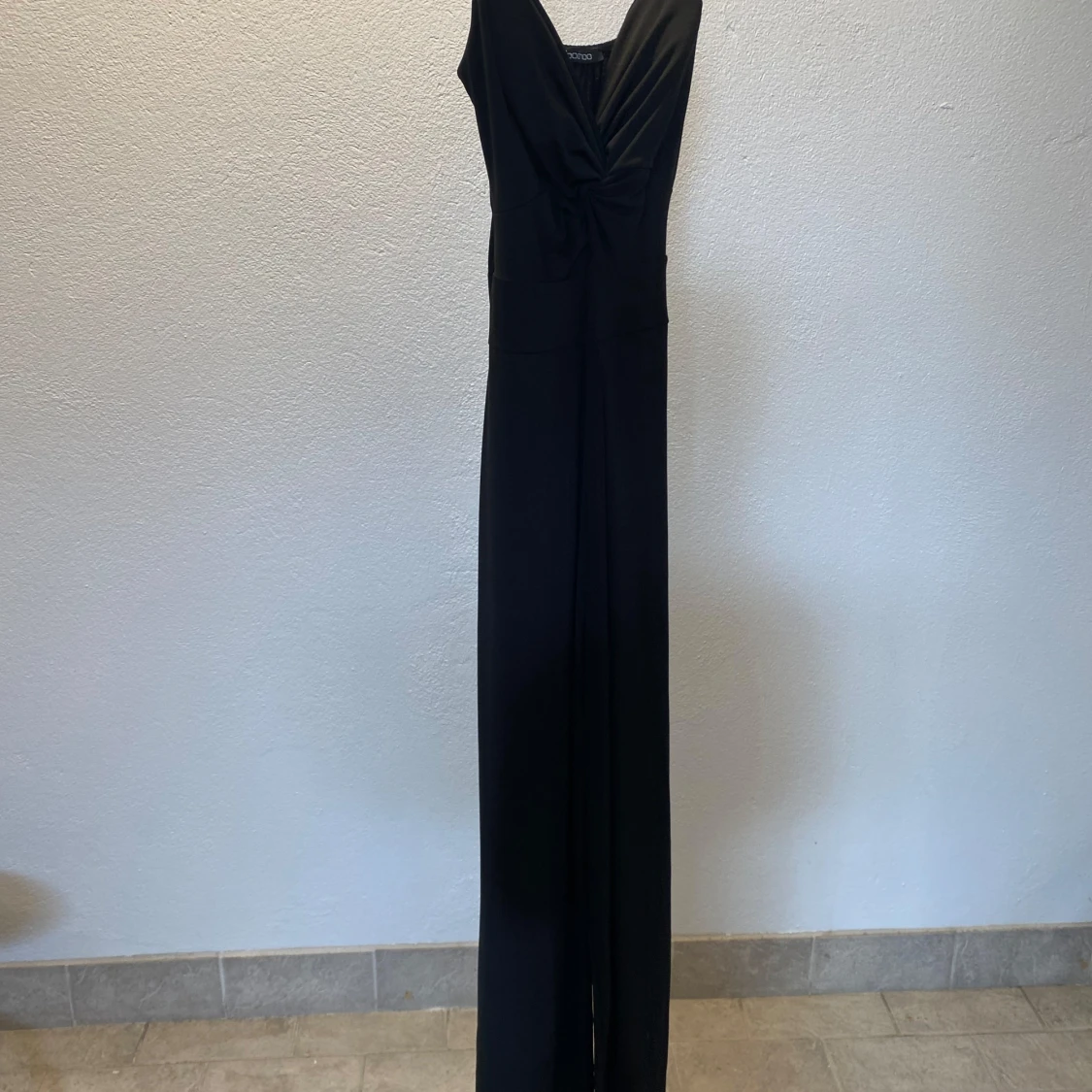 Svart byxdress från Boohoo