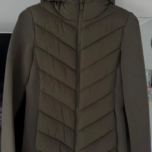 Zara jacka - Säljer denna super snygga Zara jacka som är i ett helt nytt skick.  Storlek S. (Använd 2 gånger). Köpt i februari. 