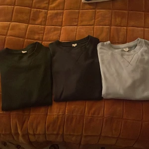 Arket sweatshirts. - Tre stilrena sweatshirts i grönt, mörkblått och ljusblått. Klassisk rund halsringning och enkel design utan tryck eller detaljer. Perfekta att matcha med jeans eller mjukisbyxor för en chill look.