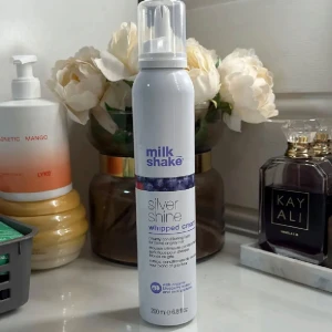 Milk Shake Silver Shine Whipped Cream - Milk Shake Silver Shine Whipped Cream är en silvrig, krämig leave-in mousse för blont eller grått hår. Innehåller ekologiskt blåbärsextrakt och mjölkproteiner. Kommer i en vit och lila flaska med pump, 200 ml.oanvänd 