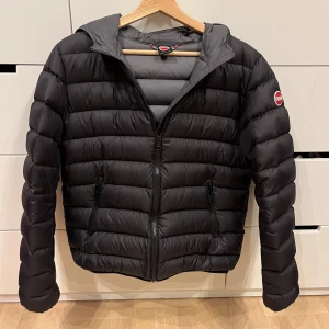 Colmar jacka  - Säljer en riktigt fin jacka från colmar | sjukt bra skick | inga defekter | perfekt jacka nu inför höst/vinter säsong | storlek 172 16y men skulle säga att den passar dig som är 165cm | tveka inte om du har någon fundering