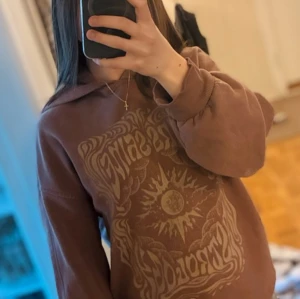 Brun hoodie med astrology-tryck Divided - Säljer en brun hoodie från Divided med stort astrology-inspirerat tryck i beige på framsidan. Tröjan har huva, långa ärmar och är i mjuk bomullsmix. Perfekt för dig som gillar coola prints och chill vibes.❤️❤️