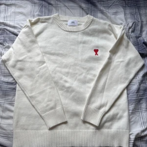 Ami stickad tröja - Mycket bra skick, gräddvit i storlek S.