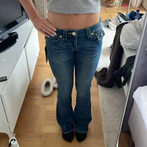 True Religion Joey lågmidjade  jeans - Jag säljer ett par jätte fina lågmidjade true religion jeans. De är i modellen joey. Helt nyskick och aldrig använda, till och men prislappen är kvar. De är i storlek 24 X 32 . Så lite långa på mig som är ca 160. Nypriset var 1300 kr och jag säljer de för 1000 kr Hör av er om ni har några andra frågor 💕