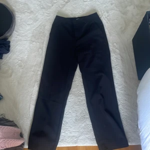 Svarta kostymbyxor  - Säljer att par snygga svarta kostymbyxor i storlek 34 från Gina tricot❤️ jättesnygga och i bra skick❤️